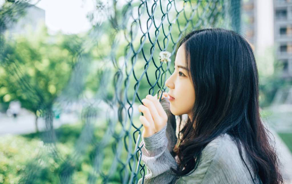 “怎么回事？”一声冷哼，孟达的身影出现在刺史府外，看着纠缠在一起的众人道：“这里是刺史府，看看你们的样子，成何体统！”